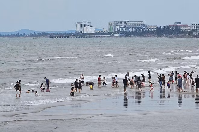 Một góc bãi biển cùng cơ sở lưu trú ở Khu du lịch biển Hải Tiến, tỉnh Thanh Hóa.