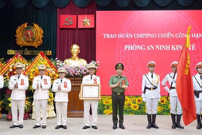 Thừa ủy quyền của Chủ tịch nước, lãnh đạo Bộ Công an trao Huân chương Chiến công cho Phòng An ninh kinh tế, Công an tỉnh Thanh Hóa.