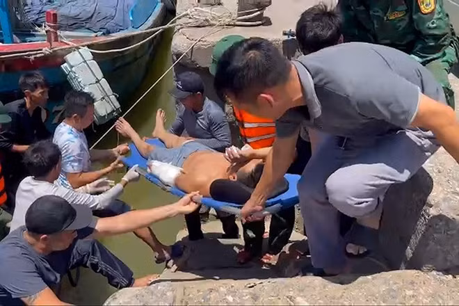 Lực lượng cứu hộ đưa lao động bị tai nạn về bờ, chuyển đến cơ sở y tế cấp cứu.