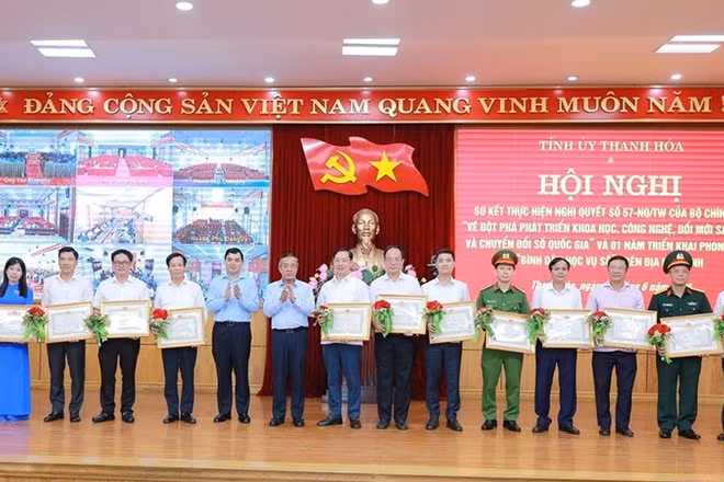 Lãnh đạo tỉnh Thanh Hóa trao tặng Bằng khen cho các tập thể có thành tích xuất sắc.