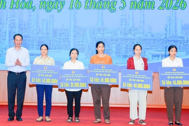 Lãnh đạo Tỉnh ủy, Mặt trận Tổ quốc tỉnh Thanh Hóa trao khoản hỗ trợ cho công nhân cải thiện khó khăn về nhà ở.