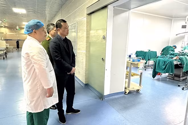 Lãnh đạo Công an tỉnh Thanh Hóa nắm bắt tình hình sức khỏe nạn nhân.