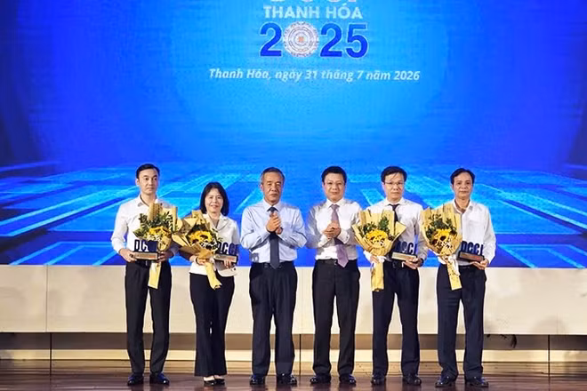 Lãnh đạo tỉnh Thanh Hóa trao biểu trưng, tặng hoa chúc mừng bốn ngành cấp tỉnh dẫn đầu bảng xếp hạng.