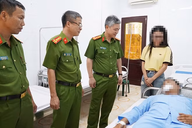 Công an tỉnh Thanh Hóa thăm đồng đội bị thương trong thực thi nhiệm vụ.