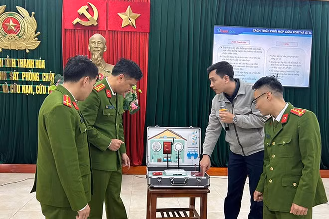 Đại diện doanh nghiệp trao đổi về thiết bị truyền tin báo cháy.
