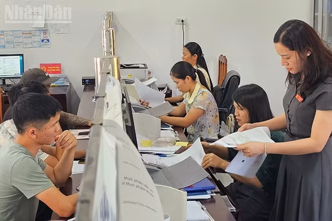 Cán bộ, nhân viên Trung tâm phục vụ hành chính công phường Trúc Lâm (Thanh Hóa) tiếp nhận, giải quyết hồ sơ hành chính cho công dân. (Ảnh: Mai Luận)