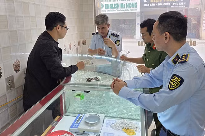 Lực lượng liên ngành kiểm tra hành chính hoạt động kinh doanh vàng bạc ở Thanh Hóa.
