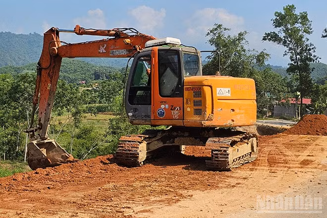 Nhân lực cùng phương tiện cơ giới khắc phục điểm sạt lở đường giao thông ở thượng du Thanh Hóa. (Ảnh: Mai Luận)