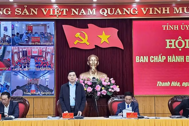 Đoàn chủ tọa điều hành hội nghị.