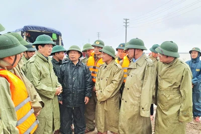 Phó Thủ tướng Mai Văn Chính kiểm tra tình hình ứng phó mưa lũ tại Vũng Áng.