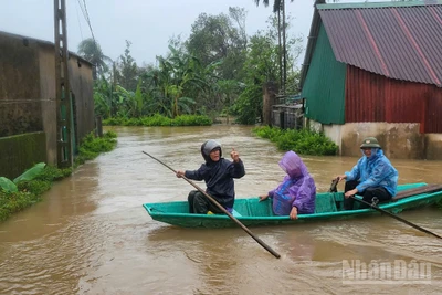 Đội xung kích các tổ dân phố phường Hà Huy Tập (Hà Tĩnh) hỗ trợ người già yếu, neo đơn sơ tán trong sáng 2/11.