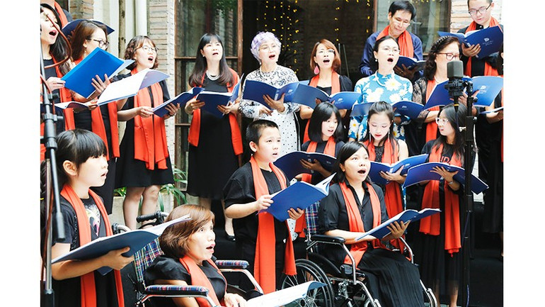 Người khuyết tật tham gia dàn hợp xướng đa dạng Hà Nội. Ảnh: MINH LÊ 141a.jpg