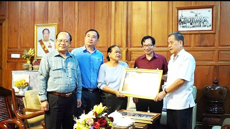 Thiếu tướng Trần Đình Dũng (bên trái) và Đại tá Diệp Xuân Cung (bên phải) thăm gia đình cố Đại tướng Bun Thoong. 172.jpg