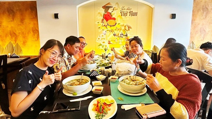 Thưởng thức phở ở nhà hàng Phở Việt. 52.jpg