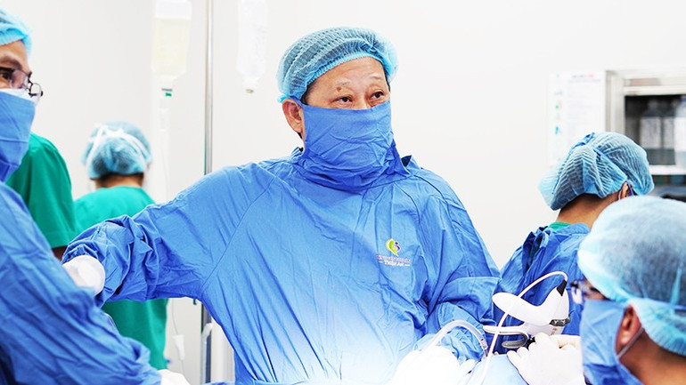 Bác sĩ Nguyễn Viết Tiến thực hiện ca mổ tại Bệnh viện Phụ sản Thiện An. 72.jpg