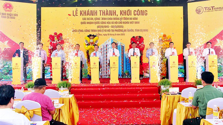Các đại biểu thực hiện nghi lễ khởi công công trình nhà ở xã hội tại phường An Xuyên, tỉnh Cà Mau. 42.jpg