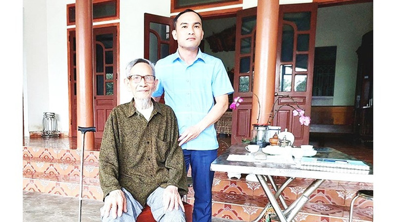 Tác giả và cụ Nguyễn Ngọc Chức. 42.jpg