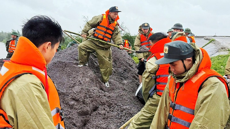 Lực lượng chức năng chống bão ở Ninh Bình. 32.jpg