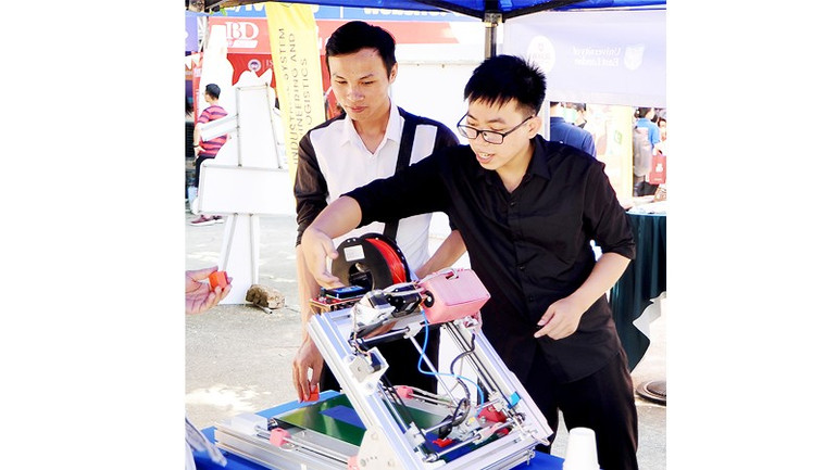 Tư vấn tuyển sinh các ngành công nghệ của Đại học Bách khoa Hà Nội. Ảnh: HẢI NAM 231.jpg