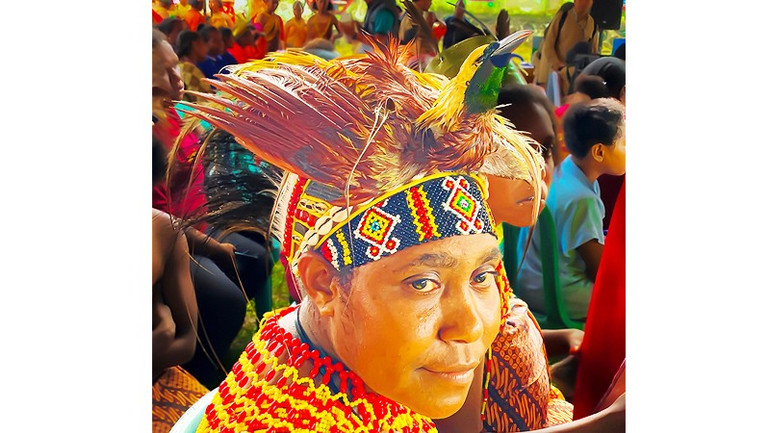 Đội cả một tiêu bản chim thiên đường trên đầu, trong lễ hội ở Papua. Ảnh: ĐỖ DOÃN HOÀNG 44.jpg