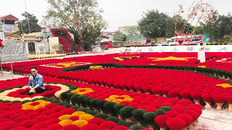 Không gian chung của làng làm hương truyền thống Quảng Phú Cầu (Ứng Hòa, Hà Nội) đã trở thành điểm đến cuốn hút du khách. Ảnh: HOÀNG HOA 122.jpg