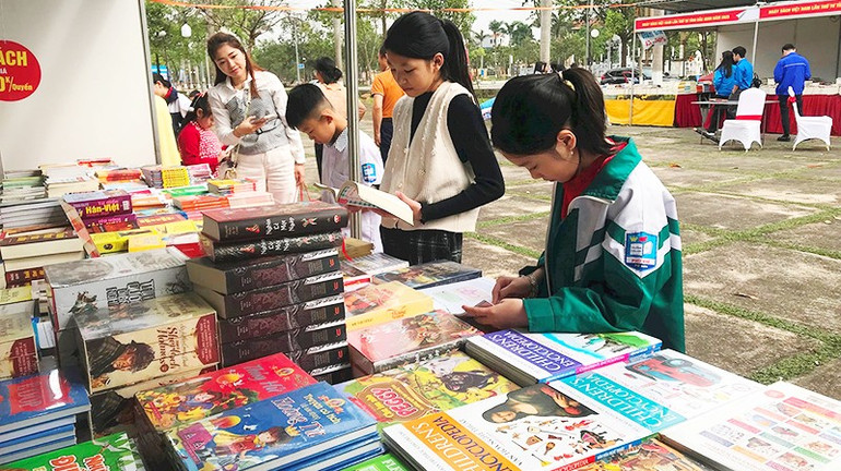 Cần có nhiều cách làm mới mẻ, hiện đại hơn nhằm cuốn hút bạn đọc trẻ đến với sách văn học. 122.jpg