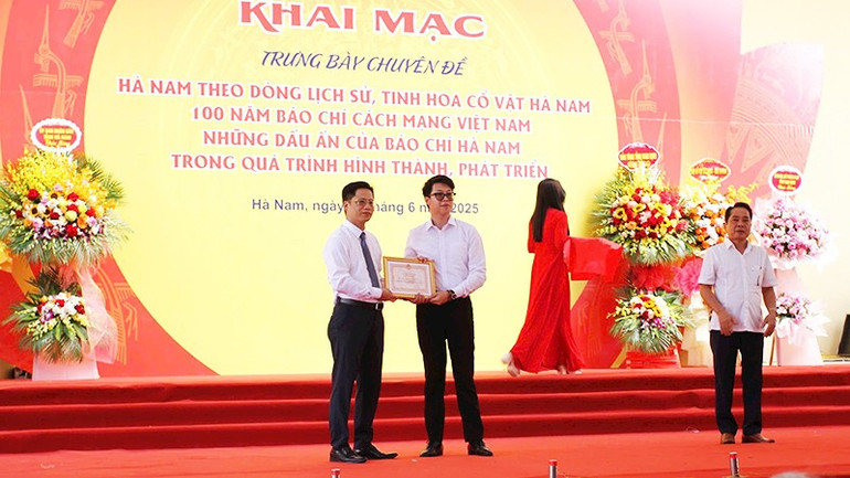Ban tổ chức cuộc trưng bày trao chứng nhận cho Nguyễn Chu Đại Lâm vì những đóng góp cho sự kiện. 42.jpg