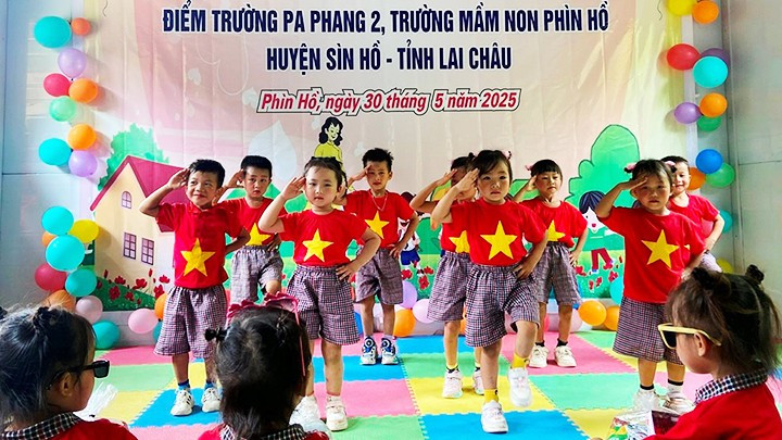 Tiết mục “Nối vòng tay lớn” của các bé lớp ghép 4-5 tuổi, điểm trường Pa Phang 2, Trường mầm non Phìn Hồ (Sìn Hồ, Lai Châu) trong buổi lễ nhân dịp Tết Thiếu nhi 1/6 lần đầu được tổ chức tại trường. 51.jpg