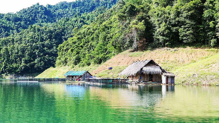 Một mô hình nuôi cá lồng ở xã Hữu Khuông. Ảnh: ĐÌNH TUYÊN 51.jpg