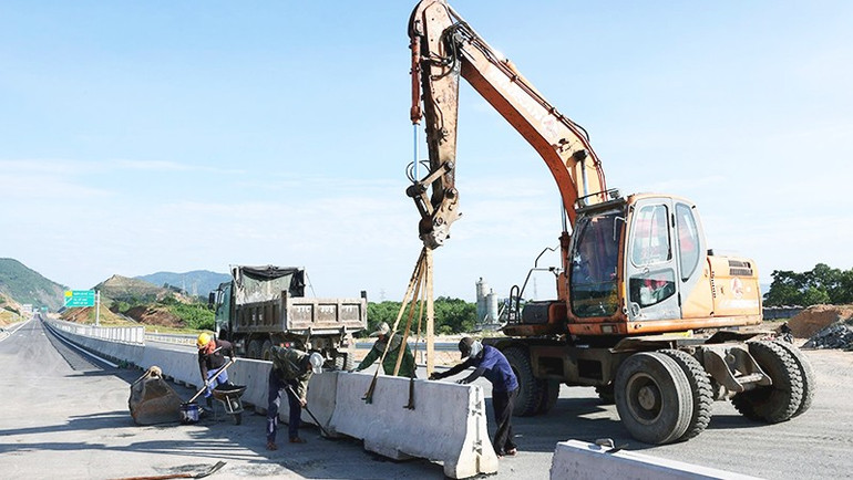 Các nhà thầu vượt nắng thắng mưa, đưa công trình về đích. 62.jpg