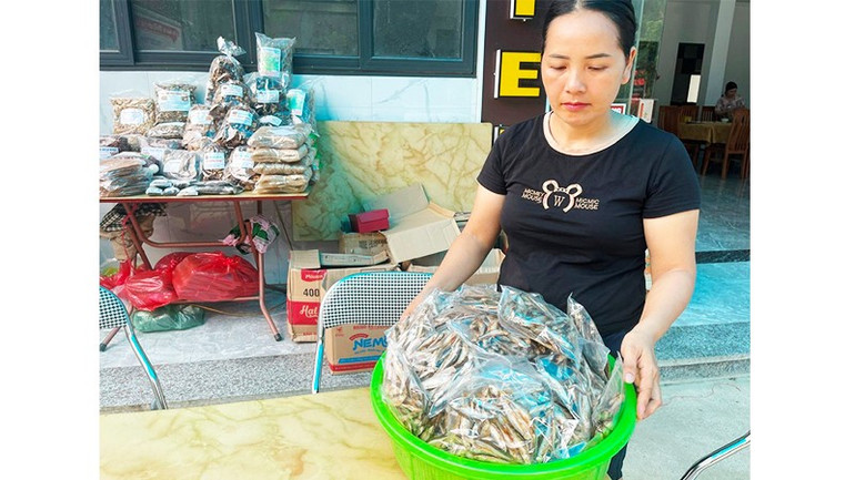 Cá hồ được nướng, sấy khô, đóng gói để bán cho du khách. Ảnh: TÙNG VÂN 52.jpg