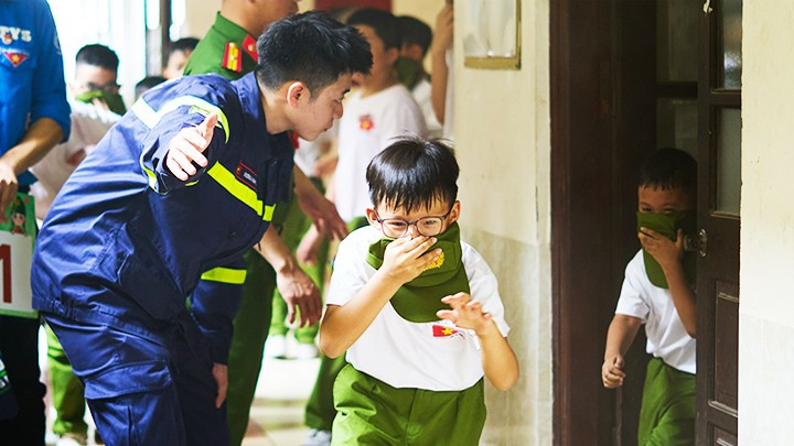 Áp dụng kỹ năng thoát khỏi đám cháy trong tình huống giả định. 42.jpg