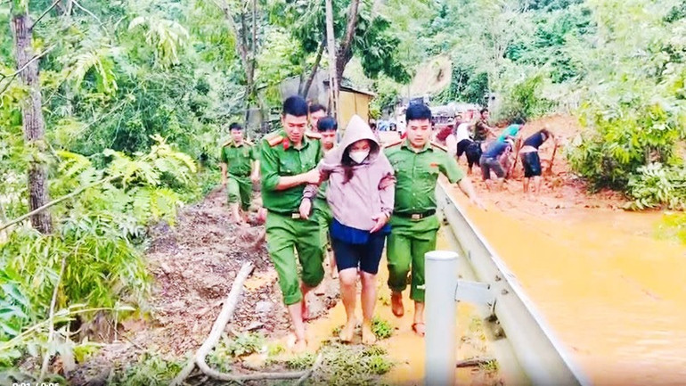 Công an xã Tân Phú (Nghệ An) “xuyên bão” đưa sản phụ đến bệnh viện kịp thời. 22.jpg
