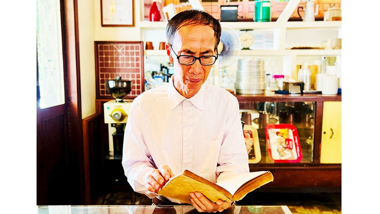 Dù đã nghỉ hưu nhưng TS Lê Bá Khánh Trình vẫn dành nhiều thời gian cho việc giảng dạy, nghiên cứu. Ảnh: MỸ DUNG 51.jpg