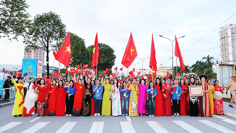 Sự kiện diễu hành áo dài sôi động, ấn tượng tại Thái Nguyên. 121.jpg