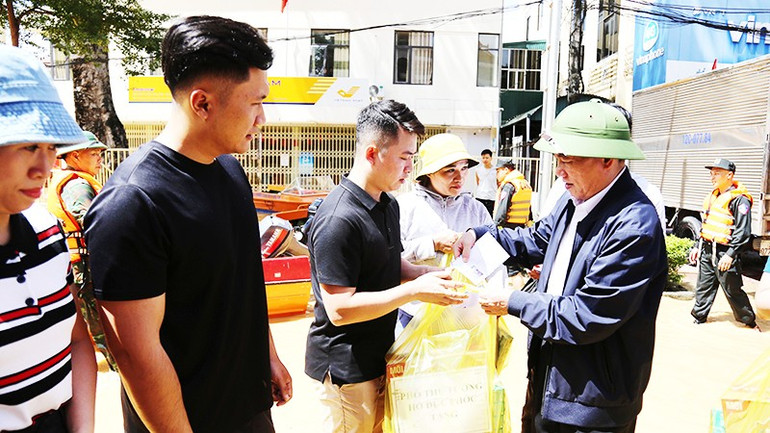 Phó Thủ tướng Hồ Đức Phớc tặng quà người dân bị thiệt hại do mưa lũ tại xã Hữu Lũng, tỉnh Lạng Sơn. Ảnh: LÊ ĐẠT 31.jpg