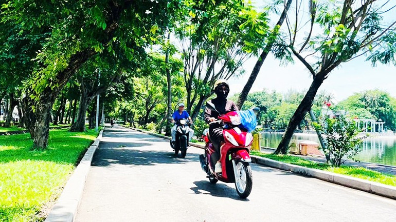 Vẫn có tình trạng xe máy đi lại trong công viên, gây nguy cơ va chạm và ô nhiễm. 162.jpg