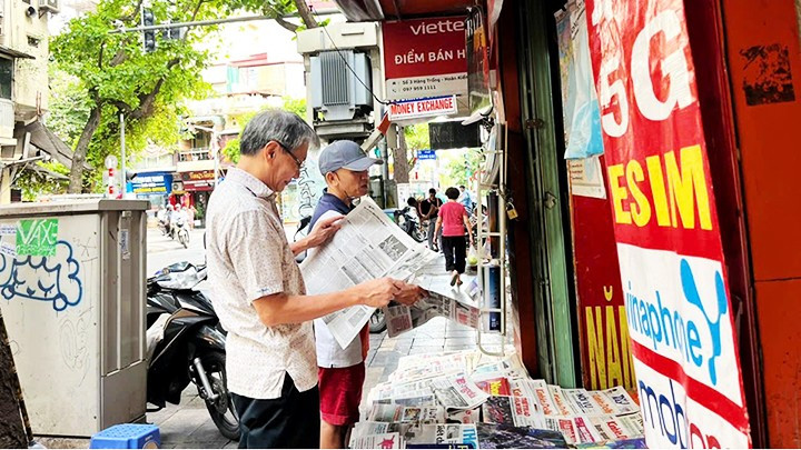 Đọc báo giấy vẫn là thói quen hằng ngày của nhiều người. 62.jpg