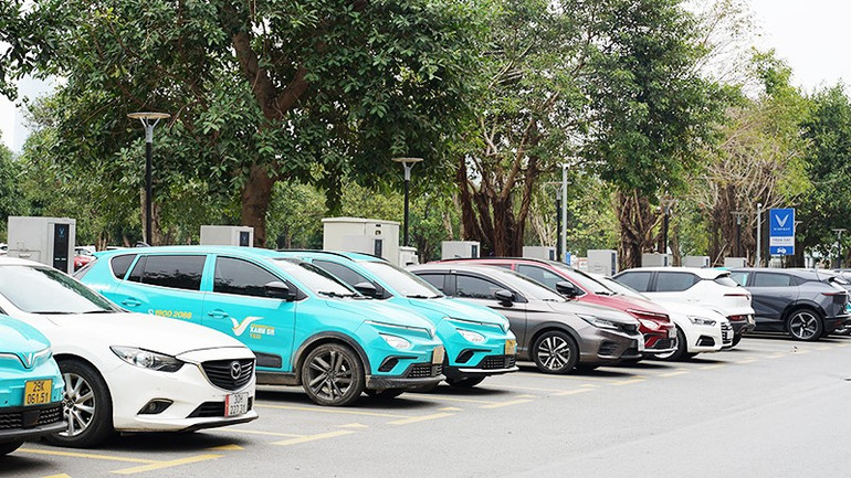 Một trạm sạc xe điện tại Hà Nội. Ảnh: HẢI NAM 231.jpg