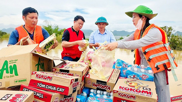 Hội Chữ thập đỏ tỉnh Nghệ An, các đoàn thiện nguyện đã đến xã Tân Kỳ để hỗ trợ nhu yếu phẩm cho bà con vùng ngập lụt. Ảnh: NGỌC TÚ 31.jpg