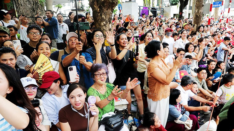 Đông đảo người dân hòa vui không khí ngày hội. 47.jpg
