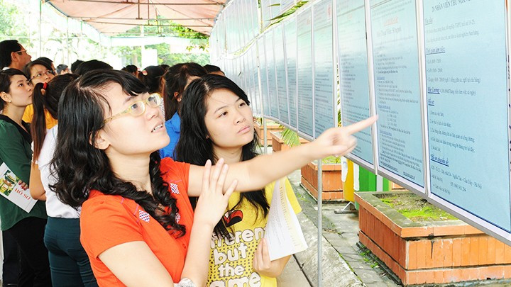 Người lao động tìm hiểu quyền lợi của mình tại các thông tin tuyển dụng. Ảnh: SONG ANH 231.jpg