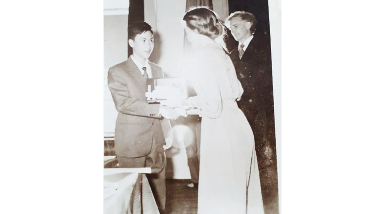 Thí sinh Lê Bá Khánh Trình nhận giải tại kỳ thi Olympic Toán học Quốc tế vào năm 1979. Ảnh: NVCC 53.jpg
