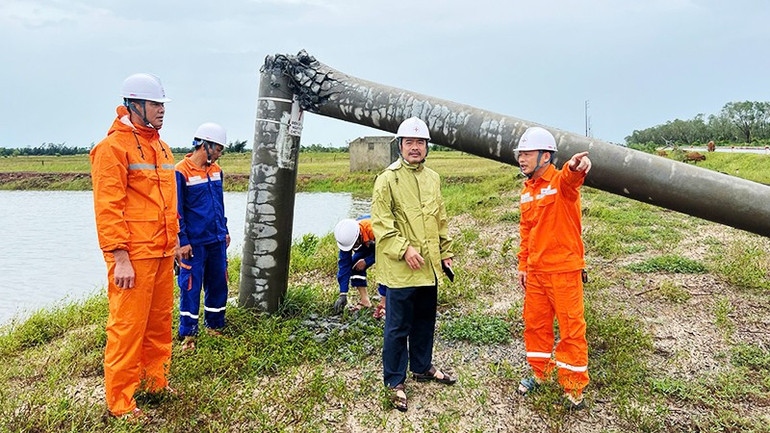 Điện lực Hà Tĩnh huy động 100% cán bộ, khẩn trương khắc phục sự cố, cấp điện cho khách hàng. Ảnh: NGÔ TUẤN 32.jpg