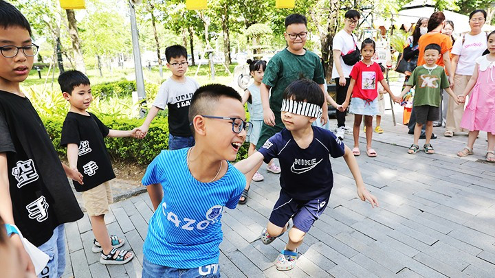 Vui thích với trò chơi bịt mắt bắt dê. 45.jpg