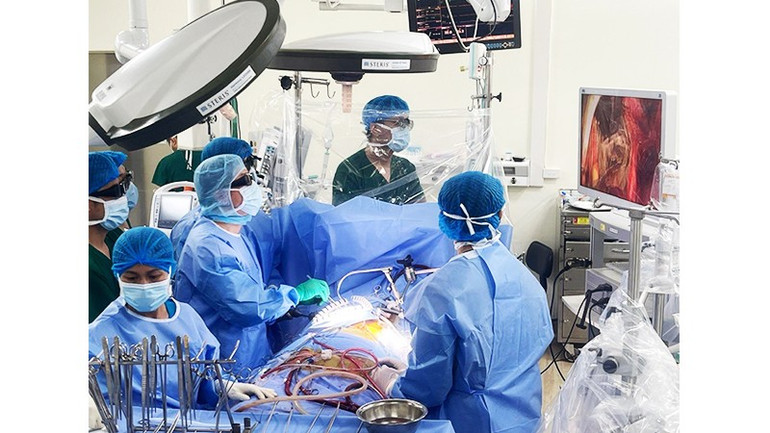 Các bác sĩ thực hiện phẫu thuật nội soi tại Bệnh viện Tim Hà Nội. 231.jpg