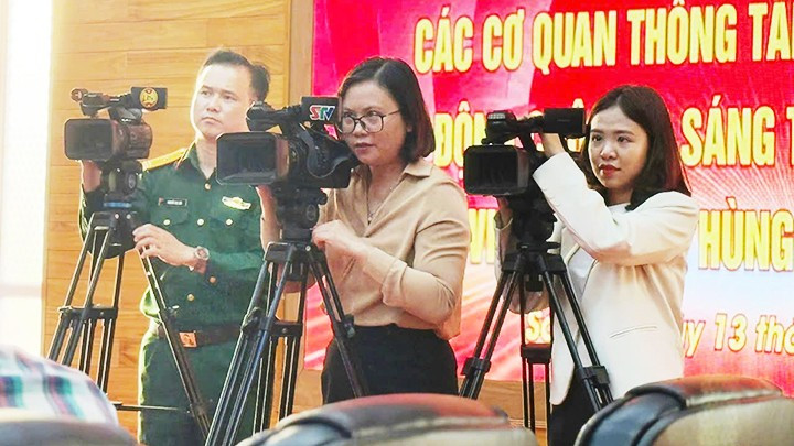 Phóng viên Lý Huyền Trăng (ngoài cùng bên phải) sử dụng máy quay trong quá trình tác nghiệp. 72.jpg