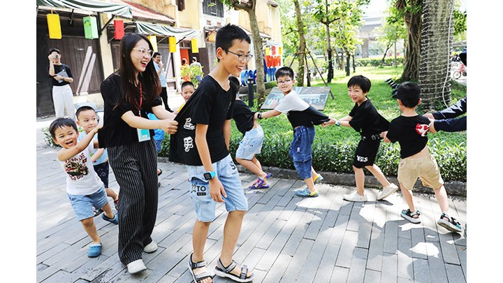 Đầy ắp tiếng cười khi cùng vui trò “rồng rắn lên mây”. 410.jpg