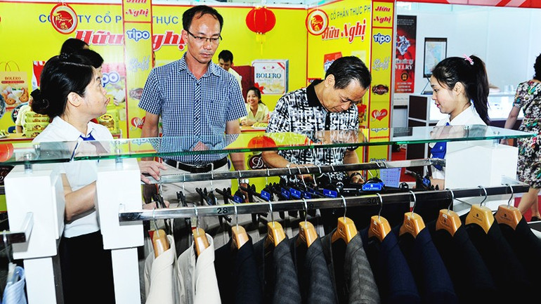 Tổng mức bán lẻ hàng hóa và doanh thu dịch vụ tiêu dùng trong sáu tháng đầu năm đạt 3.416,8 nghìn tỷ đồng, tăng 9,3%. Ảnh: HẢI NAM 231.jpg