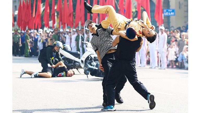 Nữ chiến sĩ CAGT thể hiện bản lĩnh trấn áp tội phạm. 49a.jpg
